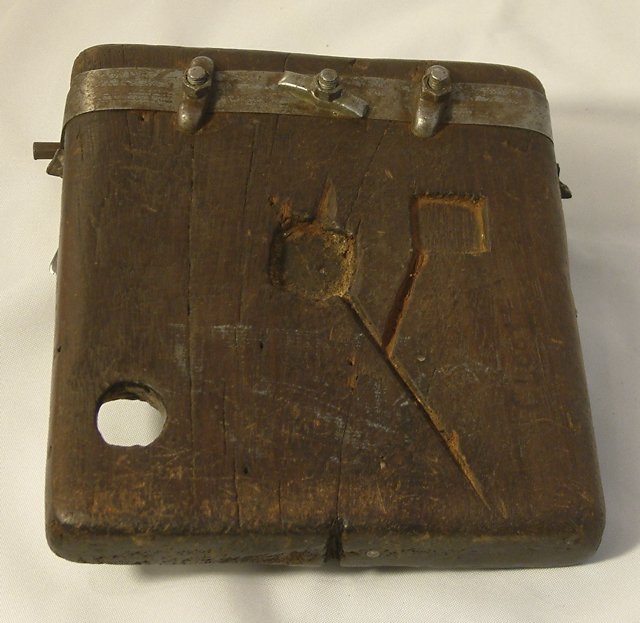 44 - 01b, Mbira dza Vadzimu, Zimbabwe, Shona (carved for microphones)